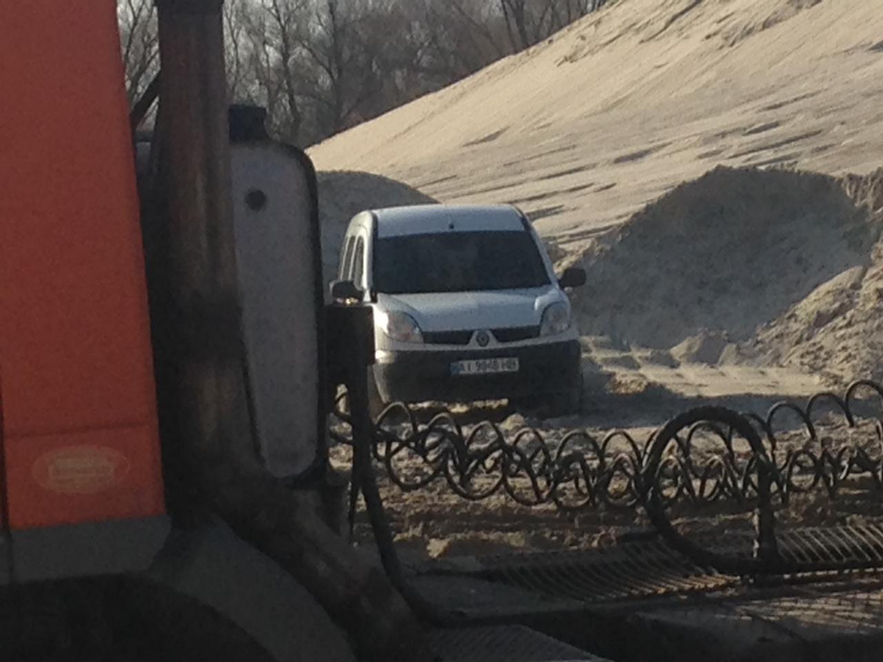 14 вантажівок заблоковано, робота незаконної точки видобутку під Києвом паралізована