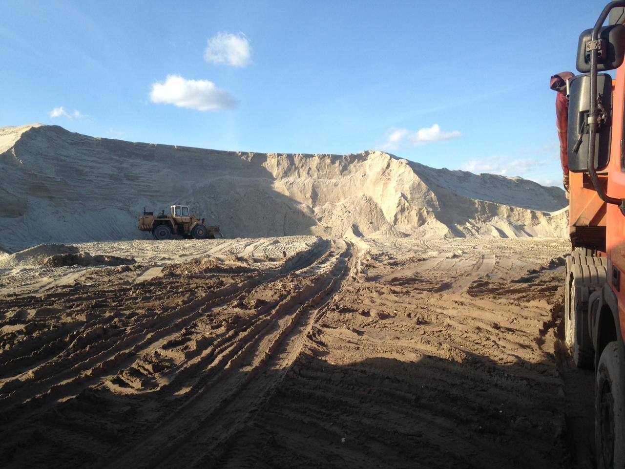 14 вантажівок заблоковано, робота незаконної точки видобутку під Києвом паралізована