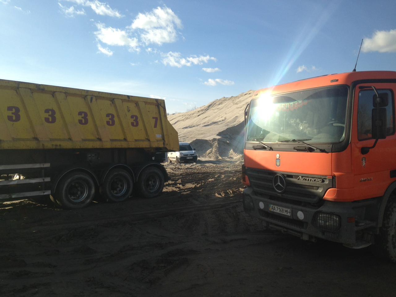 14 вантажівок заблоковано, робота незаконної точки видобутку під Києвом паралізована