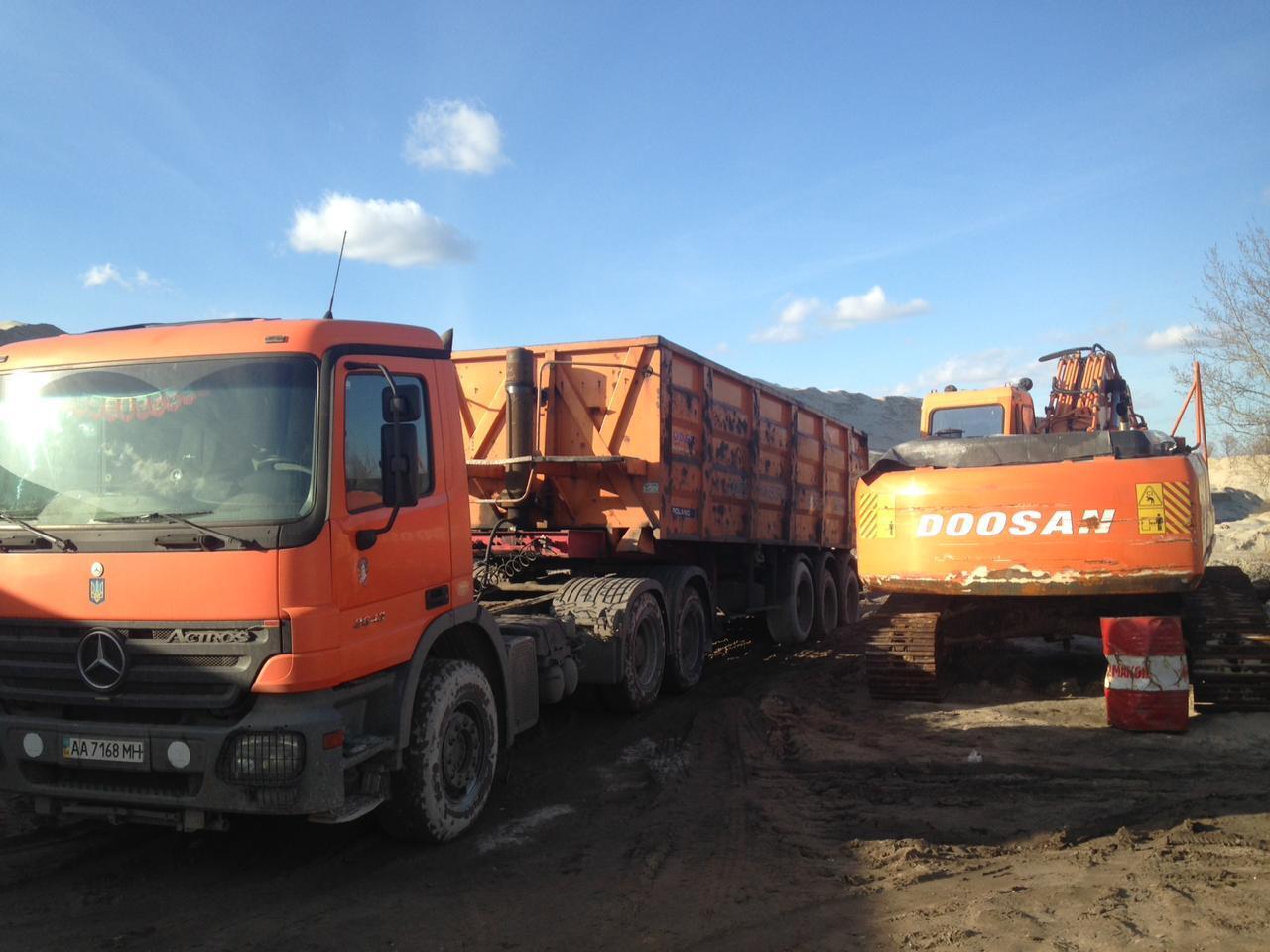 14 вантажівок заблоковано, робота незаконної точки видобутку під Києвом паралізована