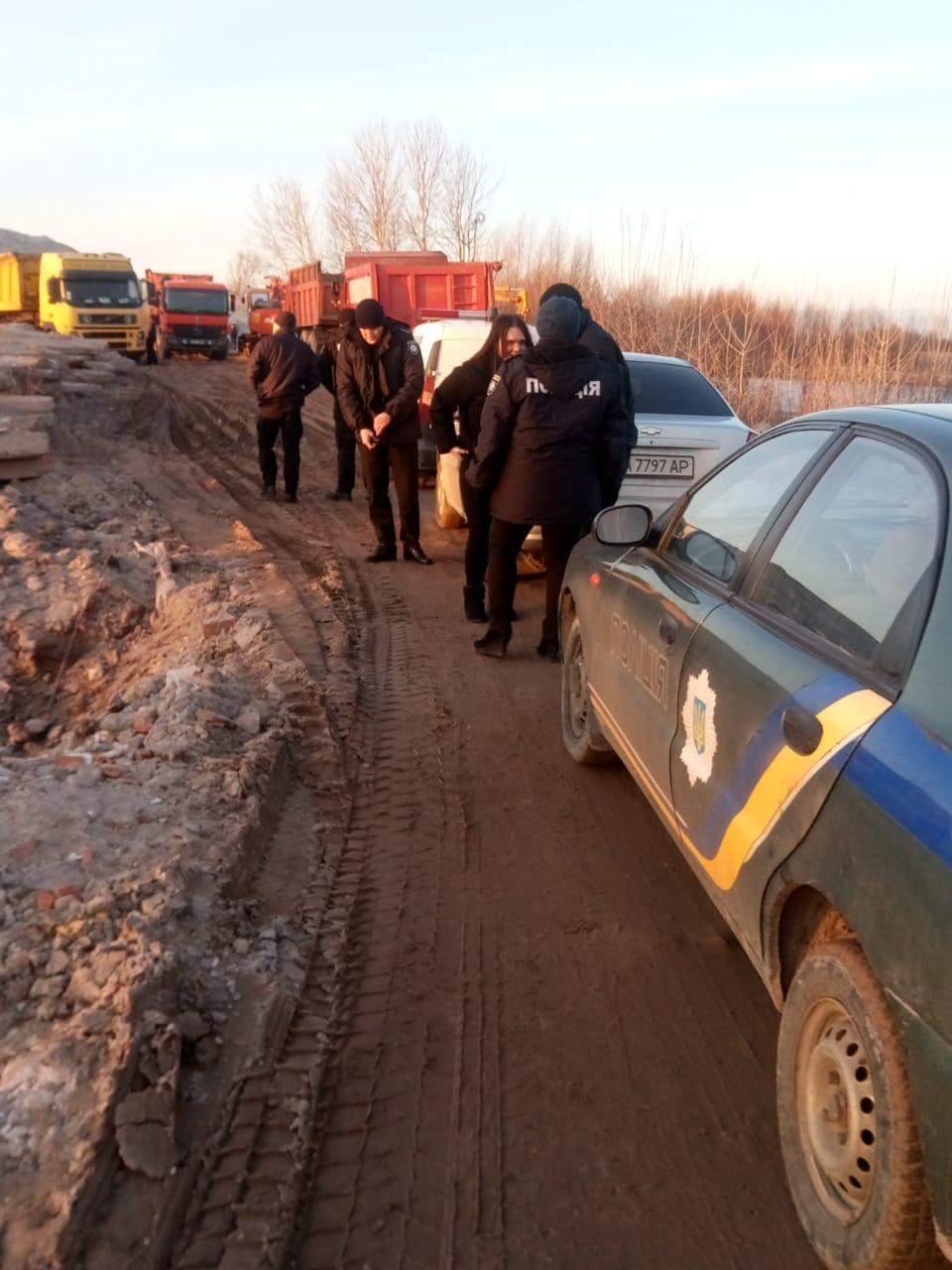 14 вантажівок заблоковано, робота незаконної точки видобутку під Києвом паралізована