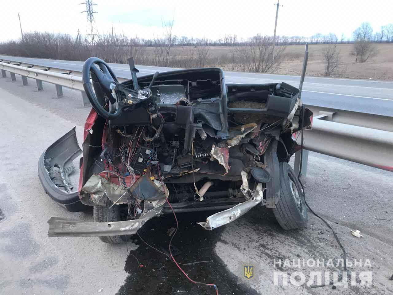 Моторошна аварія: під Вінницею внаслідок ДТП авто розірвало навпіл – фото
