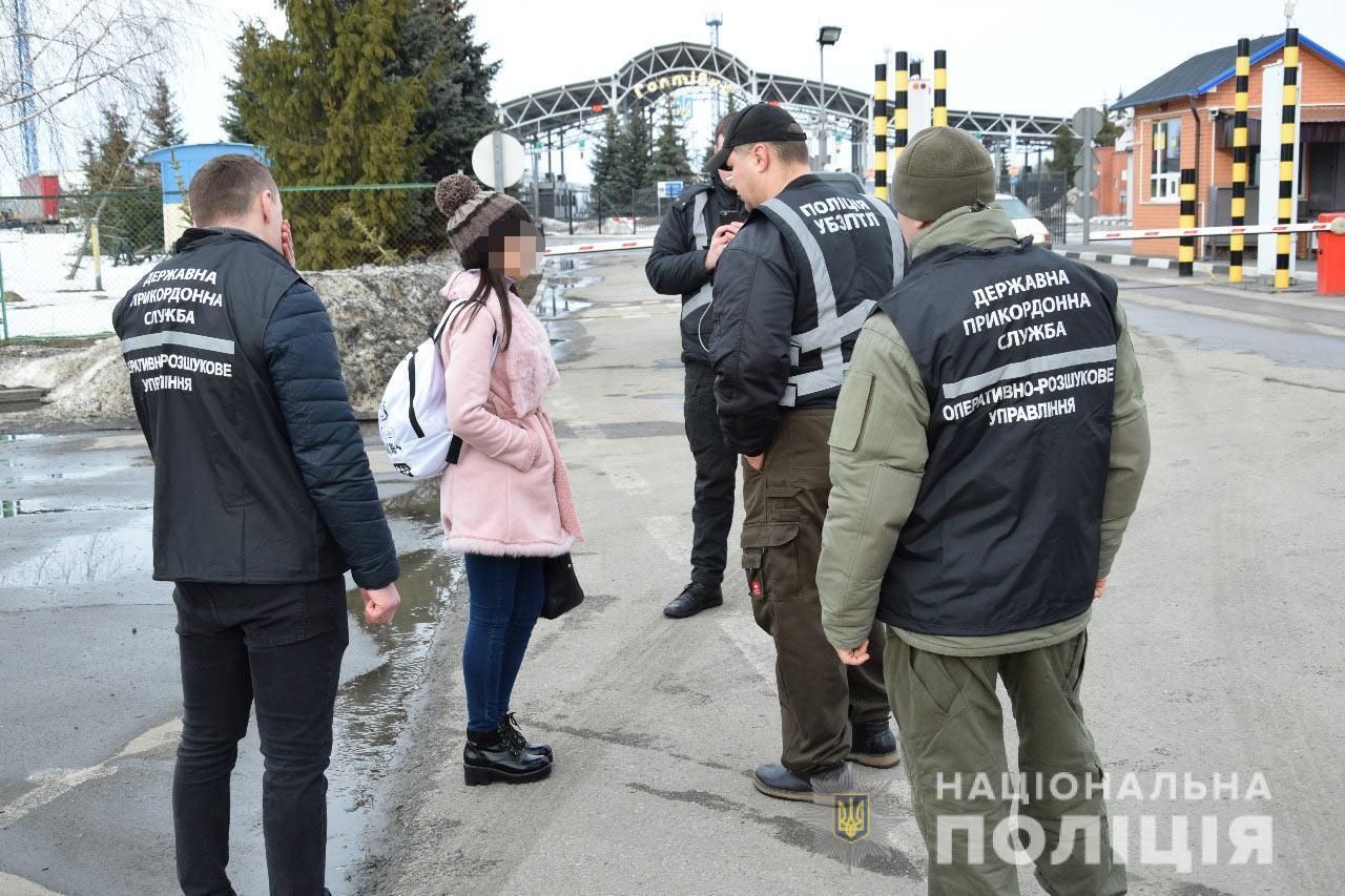 На Дніпропетровщині 24-річній дівчині загрожує до 12 років в’язниці за сутенерство – подробиці (ФОТО)