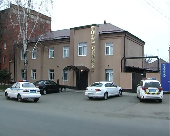 На Дніпропетровщині голова міського осередку ''Батьківщини'' вчинив дебош зі зброєю в громадському місці