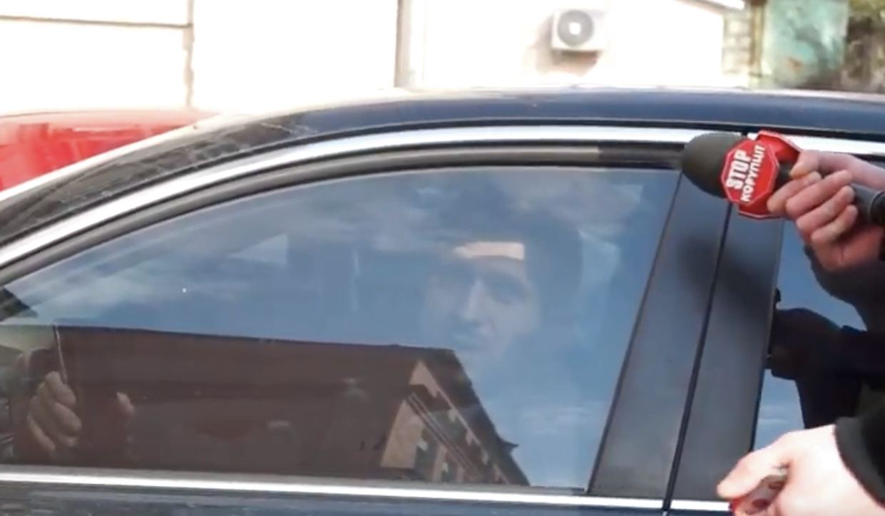 ''Я в домике!'' – як адвокат агрорейдерки Софієнко Шпирь від журналістів ''СтопКору'' в машині ховався (ВІДЕО)