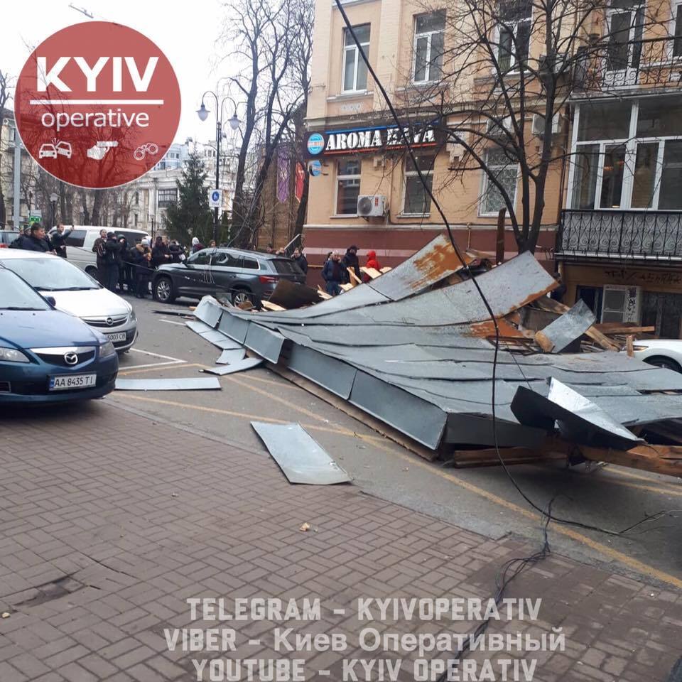 Знесені вітром - у центрі столиці з будівлі зірвало дах (фото)