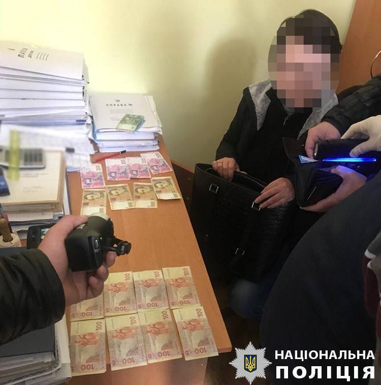На Дніпропетровщині чиновників спіймали на систематичному хабарництві