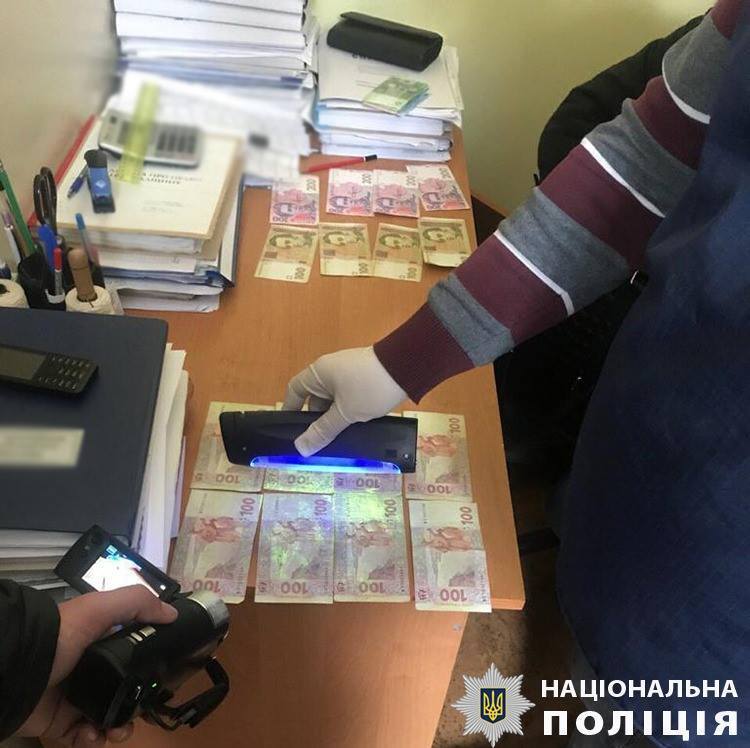 На Дніпропетровщині чиновників спіймали на систематичному хабарництві