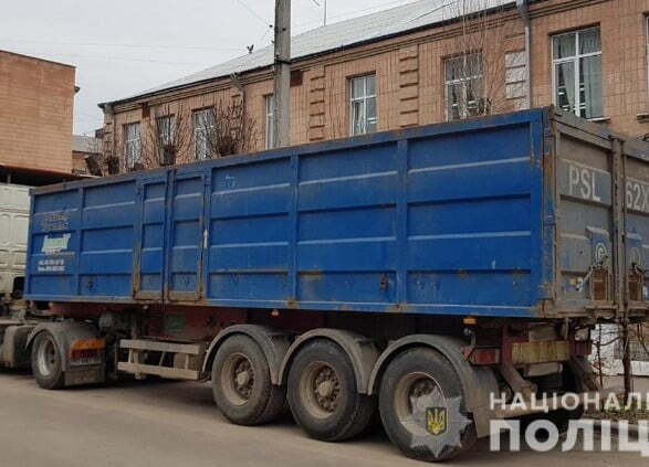 На Житомирщині затримали вантажівку з львівським сміттям