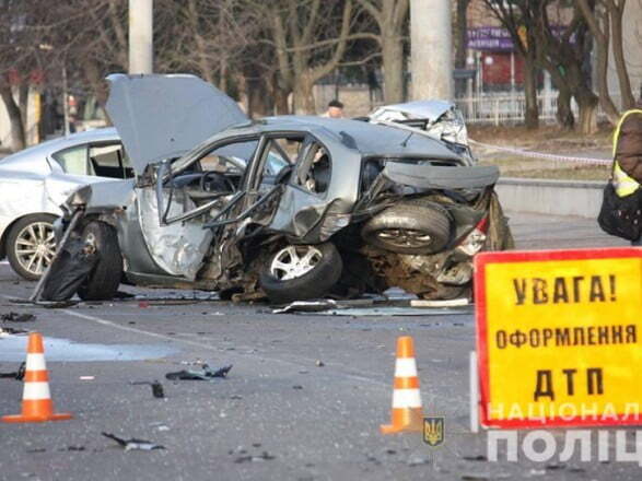 У Вінниці молодик на Infiniti вщент розтрощив таксі, є постраждалі