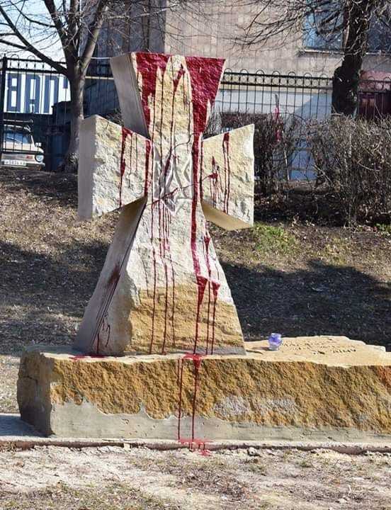  Невідомі осквернили пам'ятник загиблим воїнам АТО