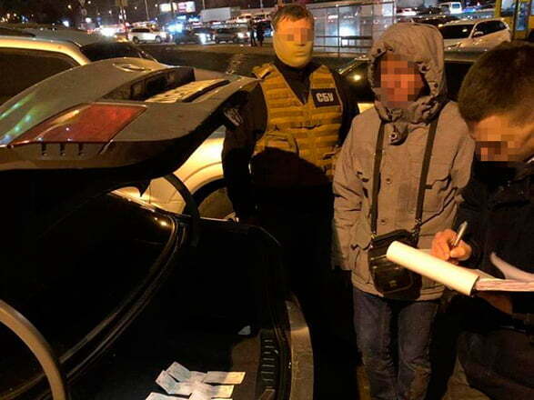 На Київщині митник ''погорів'' на хабарі