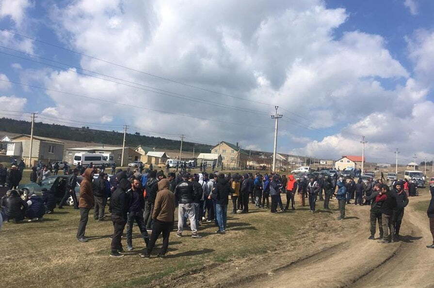 Оточили район та встановили блок-пости: окупанти розшукують кримських татар (ФОТО)