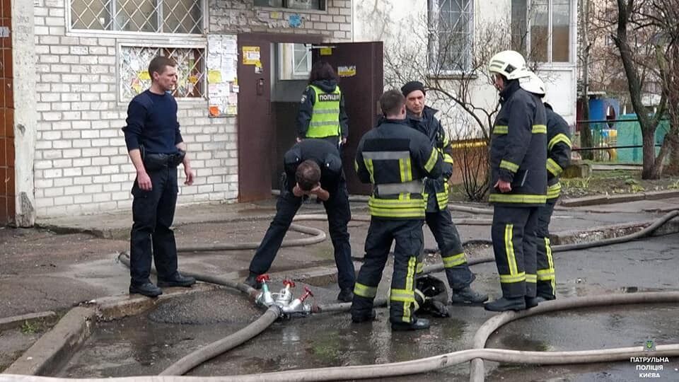 Дітей виносили на руках: у Києві поліцейські рятували заблокованих внаслідок підпалу мешканців багатоповерхівки