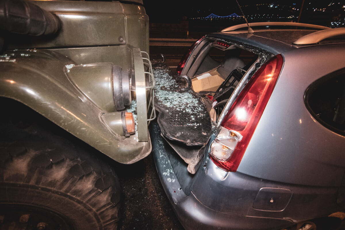 ДТП на Гаванському мосту в Києві – військова вантажівка врізалась у легковик з дитиною (ФОТО)