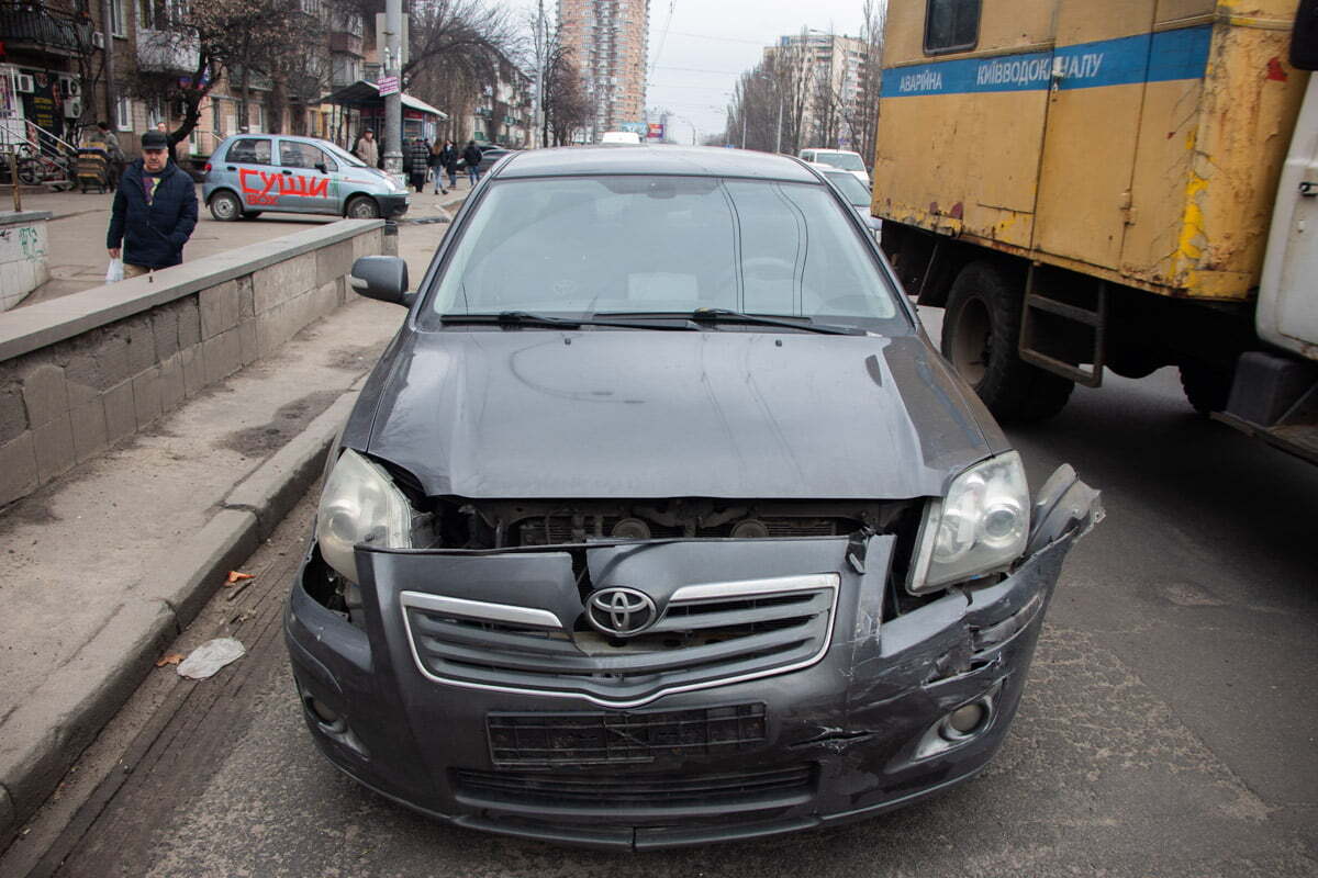 У Києві сталась масштабна ДТП за участі легковиків, тролейбуса та фури (фото)