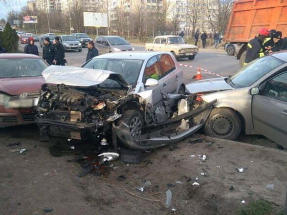 Потрійна ДТП у Львові: у пошкодженому авто затиснуло жінку