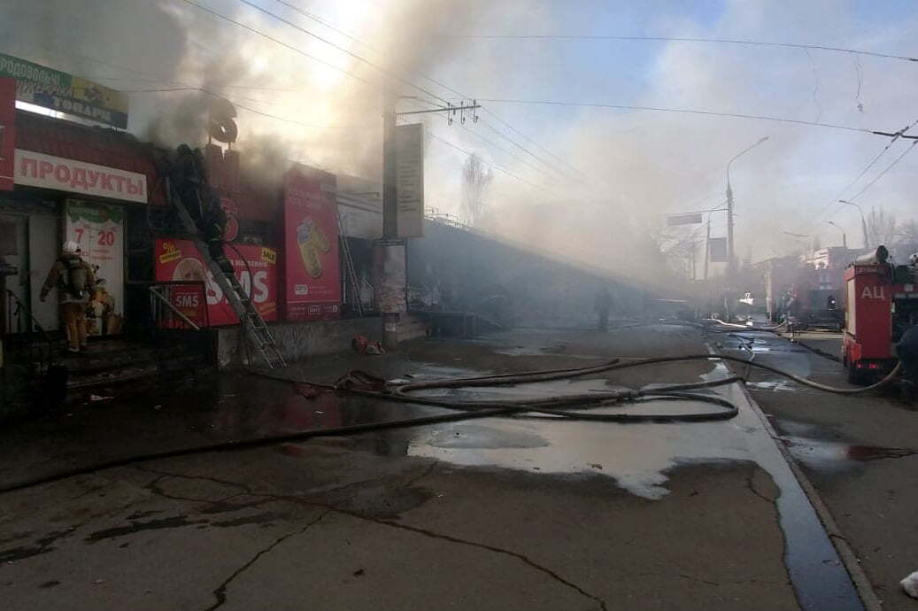 Потужна пожежа в Кривому Розі знищила половину торгових рядів: в Мережі показали перші кадри масштабного полум'я