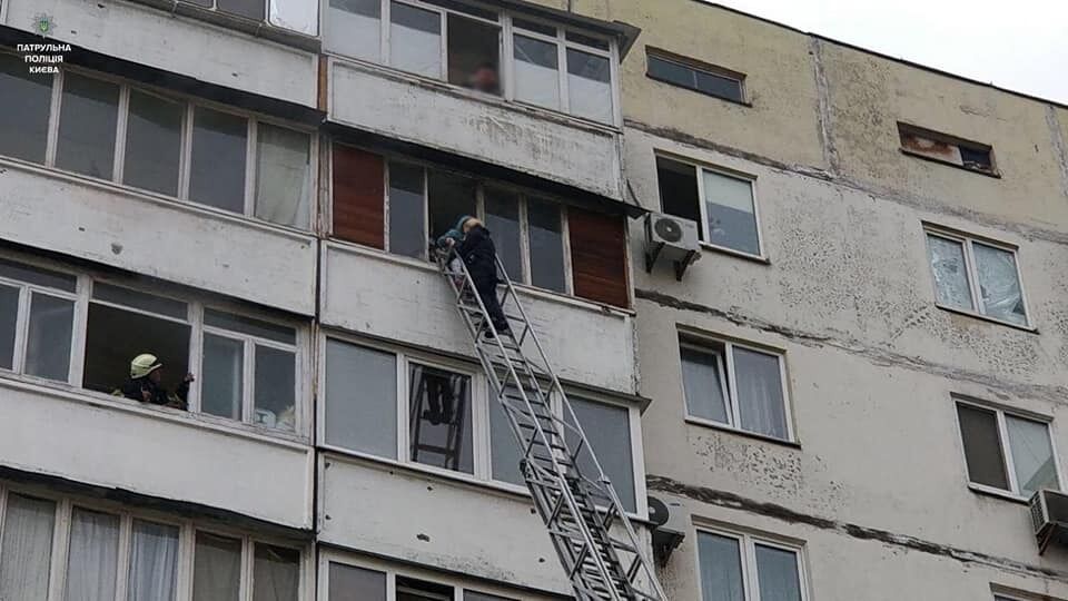 Дітей виносили на руках: у Києві поліцейські рятували заблокованих внаслідок підпалу мешканців багатоповерхівки