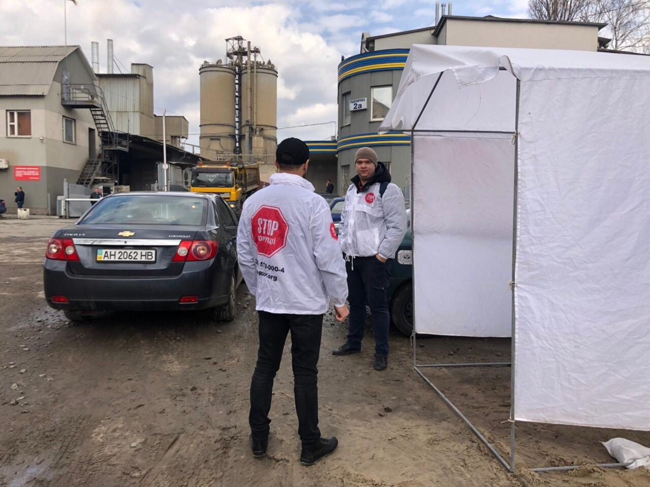 Пил в очі – у Києві підприємство виробляє будматеріали просто на головах у людей