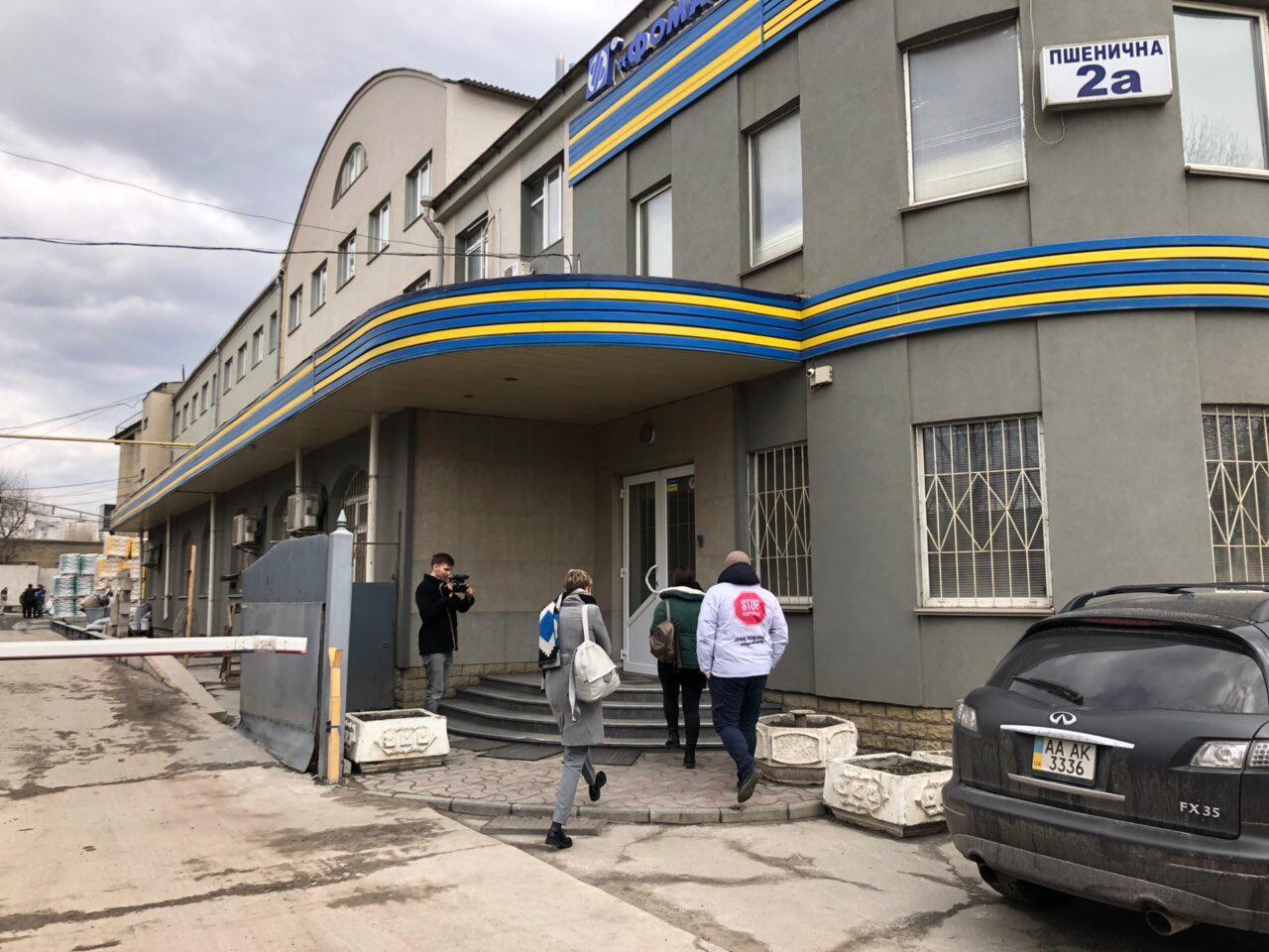 Пил в очі – у Києві підприємство виробляє будматеріали просто на головах у людей