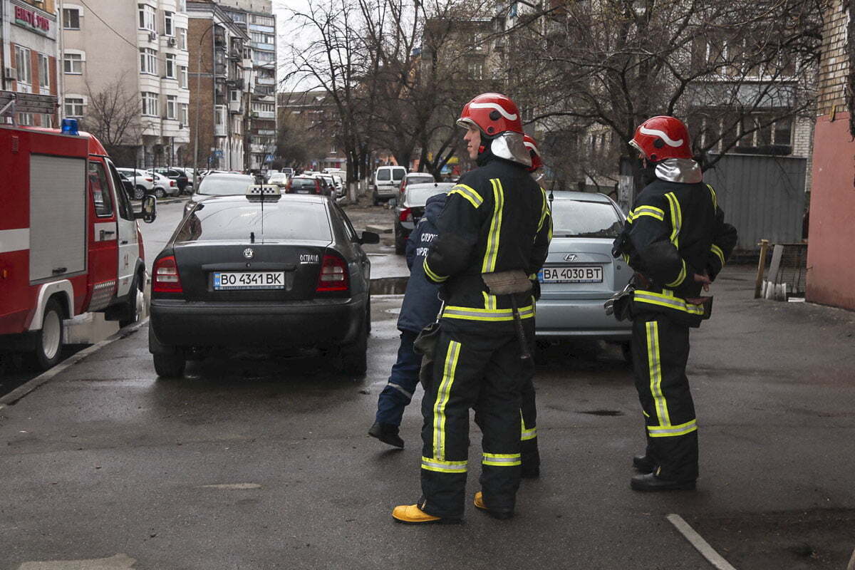 ''Граната'' замість вивіски: у Києві над входом у магазин повісили боєприпас