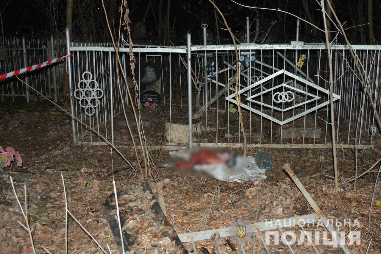 Загорнули в пакет і викинули на цвинтарі – в Харкові знайшли труп немовляти (фото)