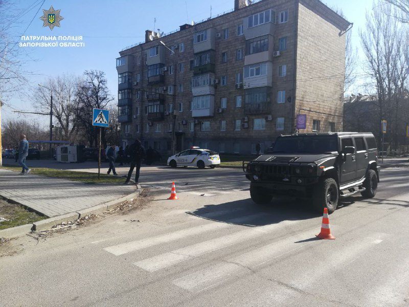 У Запоріжжі внаслідок зіткнення з “Хаммером” перекинулась маршрутка: є постраждалий (фото)