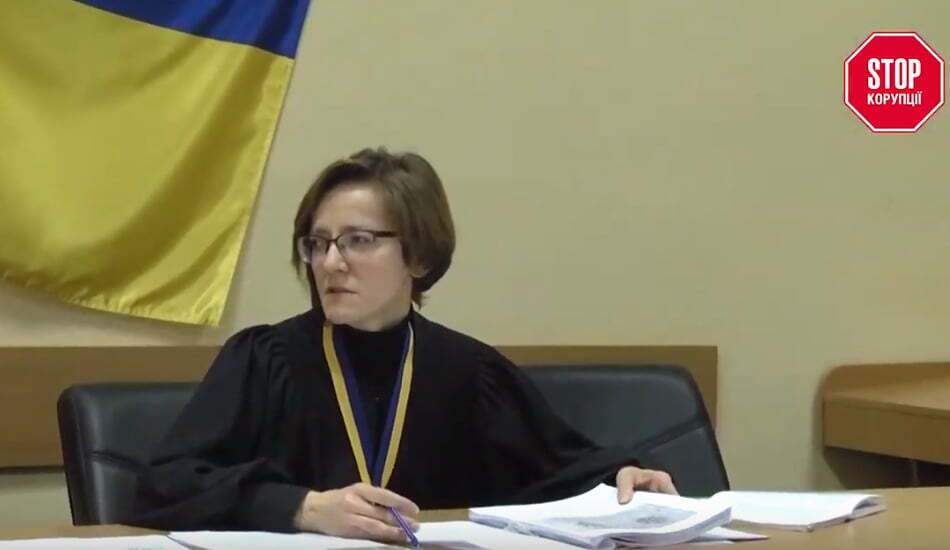 Дірки у стінах та вікнах – в Києві невідомий обстріляв Голосіївський райсуд (ФОТО)