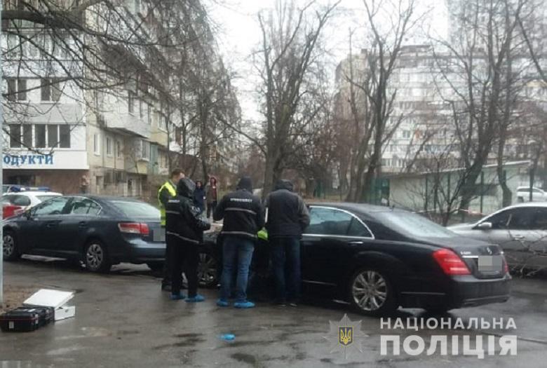 Вистрілив у голову та втік – у Києві невідомий застрелив чоловіка просто в салоні Мерседеса