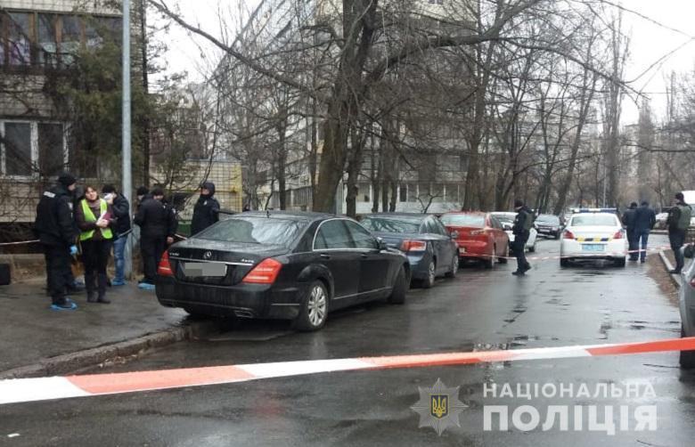 Вистрілив у голову та втік – у Києві невідомий застрелив чоловіка просто в салоні Мерседеса