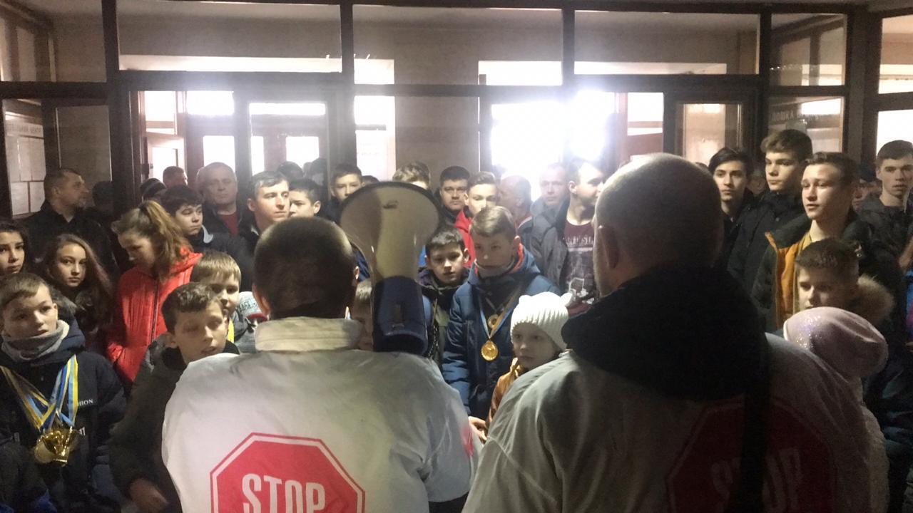 Масштабна акція протесту на Житомирщині – люди вимагають відновлення будівлі Молодіжного центру (фото)