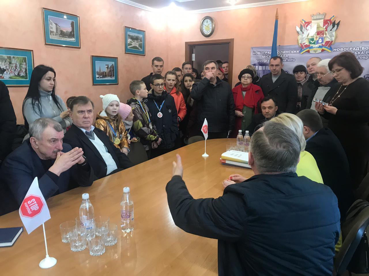 Масштабна акція протесту на Житомирщині – люди вимагають відновлення будівлі Молодіжного центру (фото)