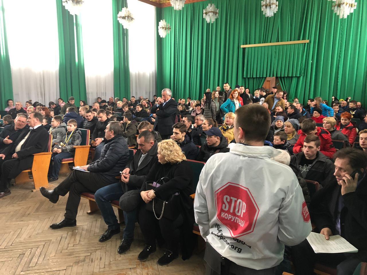 Масштабна акція протесту на Житомирщині – люди вимагають відновлення будівлі Молодіжного центру (фото)