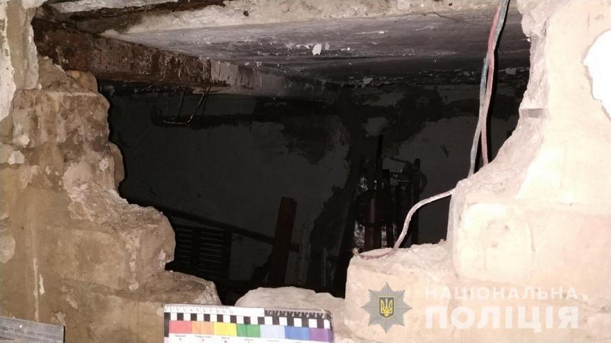На Дніпропетровщині зловмисники пограбували гараж, проламавши в ньому стіну
