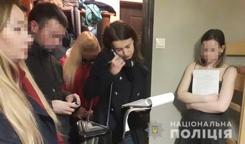 Везла дівчат у сексуальне рабство до шейхів – у Борисполі затримано торговку людьми (ФОТО)