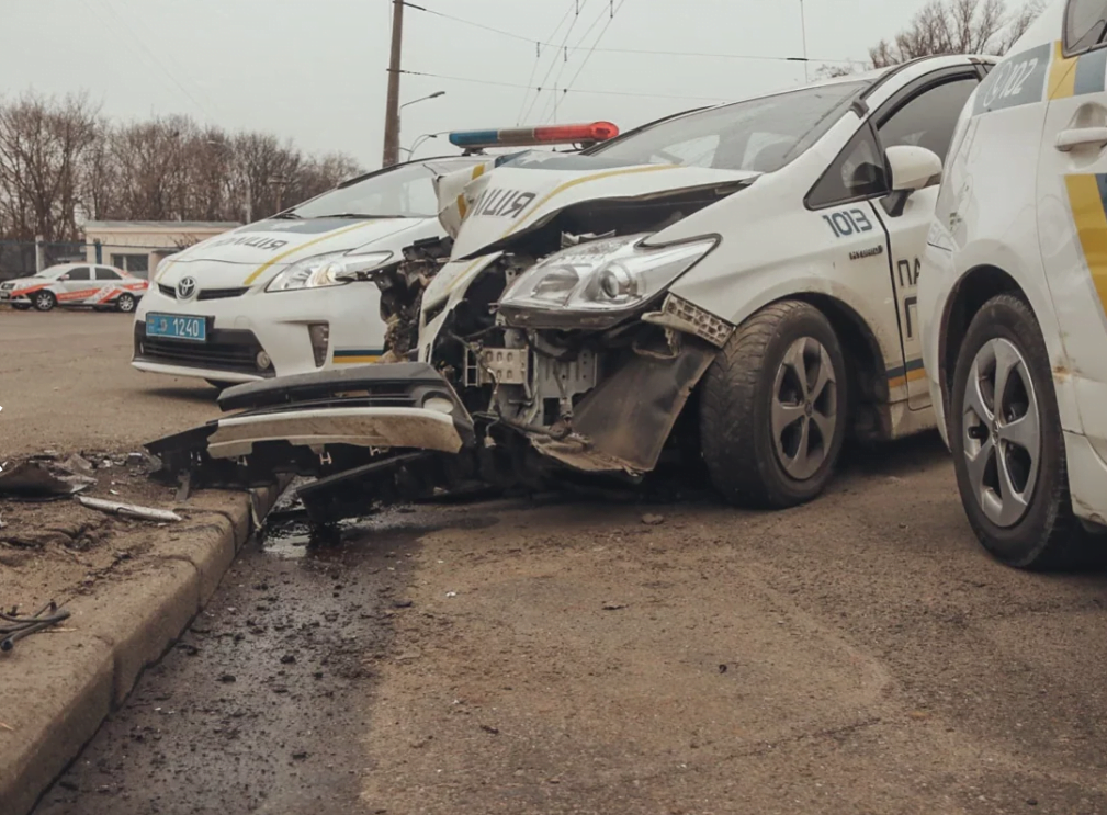 У Києві коп не впорався з керуванням: Prius влетів в електроопору (ФОТО)