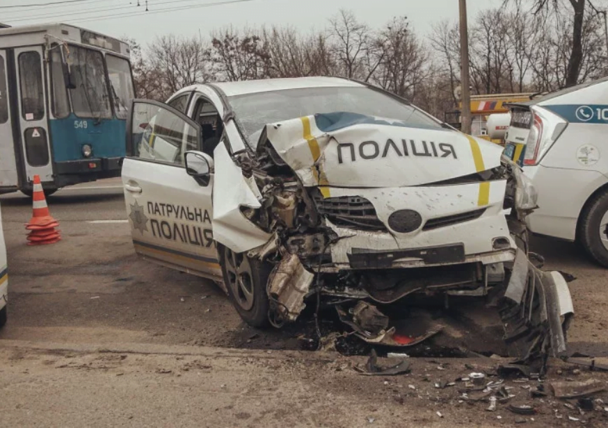 У Києві коп не впорався з керуванням: Prius влетів в електроопору (ФОТО)