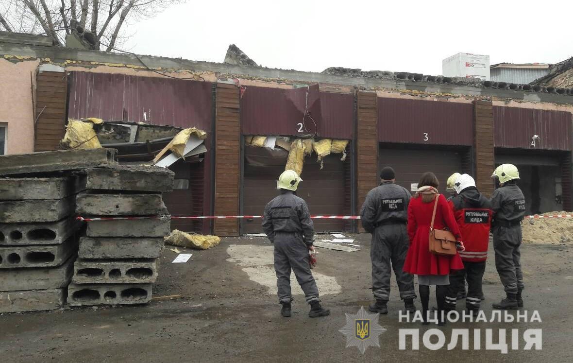 У Києві в будівлі СТО на людей впали бетонні плити: одна жінка загинула