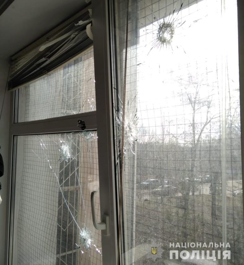 Дірки у стінах та вікнах – в Києві невідомий обстріляв Голосіївський райсуд (ФОТО)
