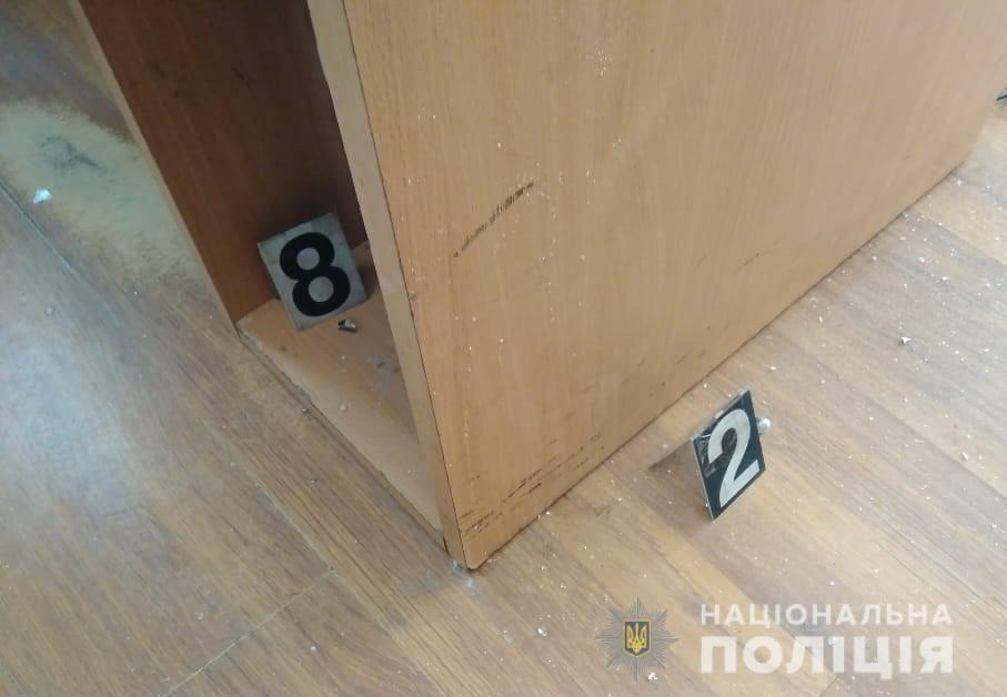 Дірки у стінах та вікнах – в Києві невідомий обстріляв Голосіївський райсуд (ФОТО)