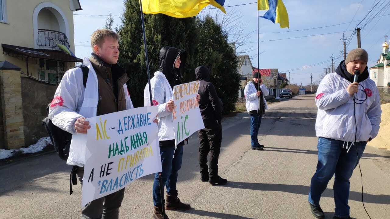 Тирса замість грошей – активісти ''Стоп корупції'' протестували біля будинку директора Фастівського лісгоспу (ФОТО)