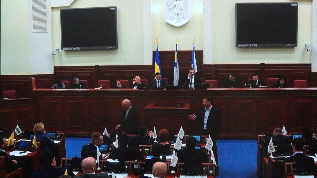 Паркувальники проти депутатів Київради – права на паркомайданчики продаватимуть лише через Prozorro