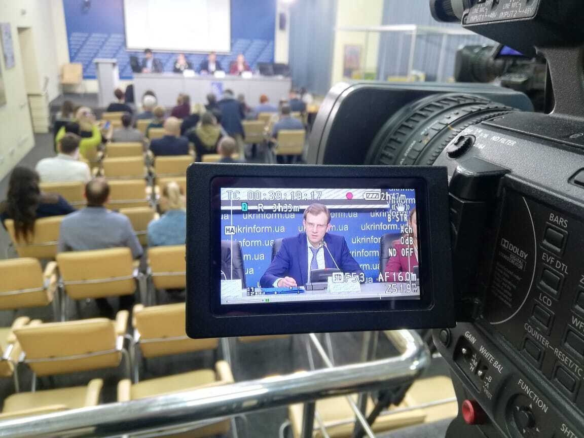 Пишіть листи, шліть запити: як керівник АРМА поспілкувався з журналістами