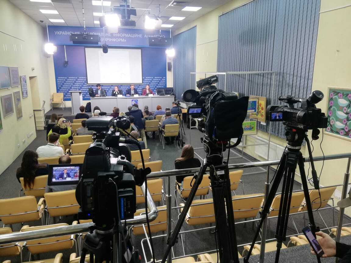Пишіть листи, шліть запити: як керівник АРМА поспілкувався з журналістами