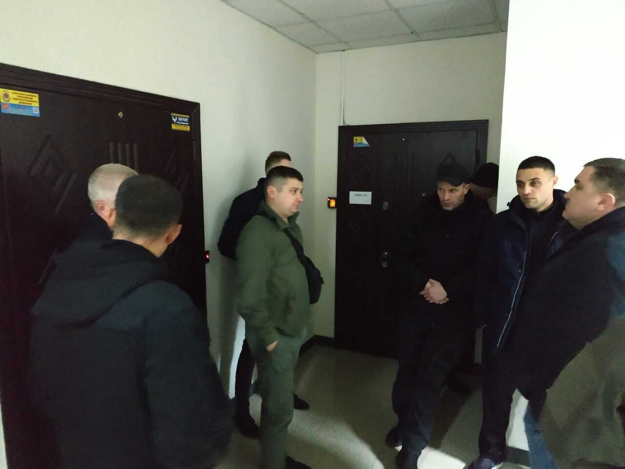 Пішли на рекорд – обшук підприємства податківцями тривав понад 30 годин, адвокати назвали це катуванням