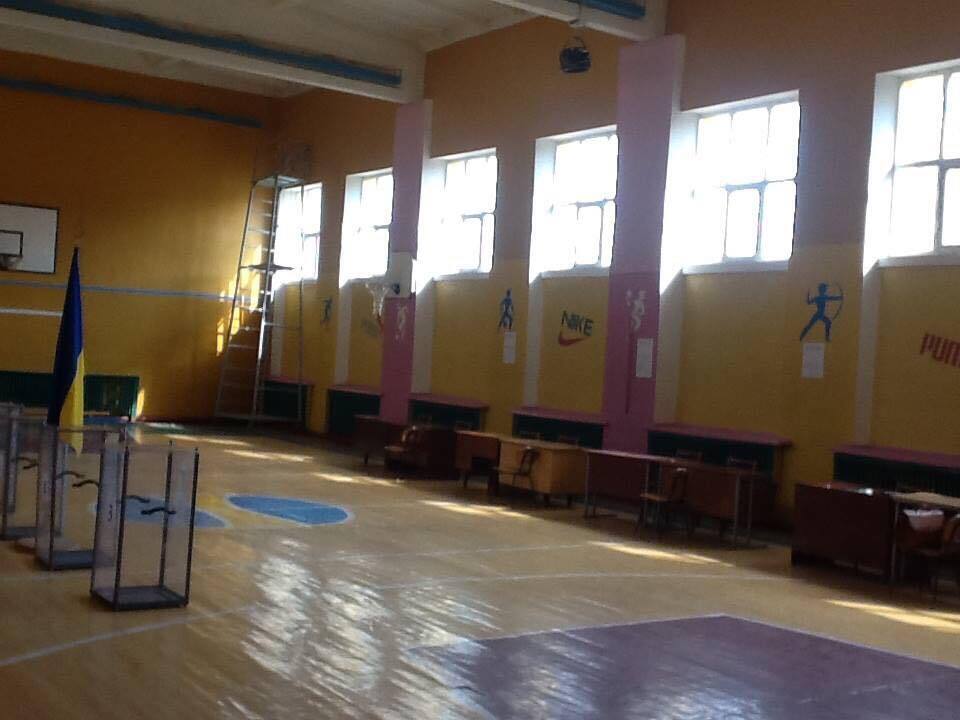 Рейд виборчими дільницями в місті Ізюмі – активісти ''Стоп корупції'' в дії