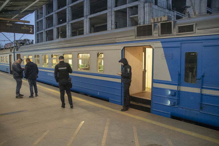 Остання поїздка: на Дарницькому вокзалі в електричці знайшли труп (ФОТО)