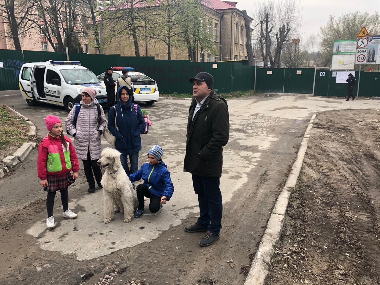У Києві на Солом'янці зводять багатоповерхівку впритул до школи та дитсадка