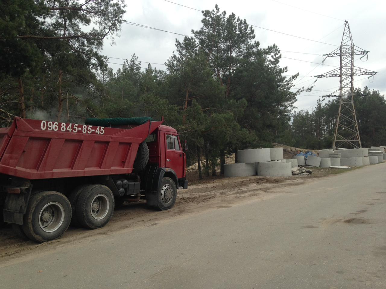 Чорнозем з коліс: у Вишгороді уздовж дороги торгують краденою землею